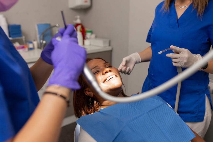 Foto de uma mulher em um atendimento odontológico