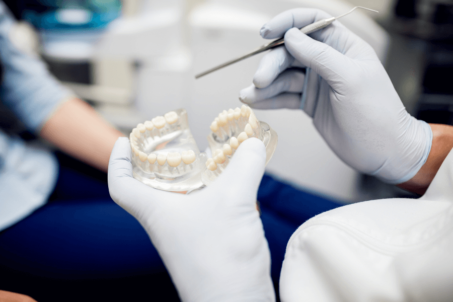 Dentista em Pirituba exibindo uma prótese dentária em 24 horas