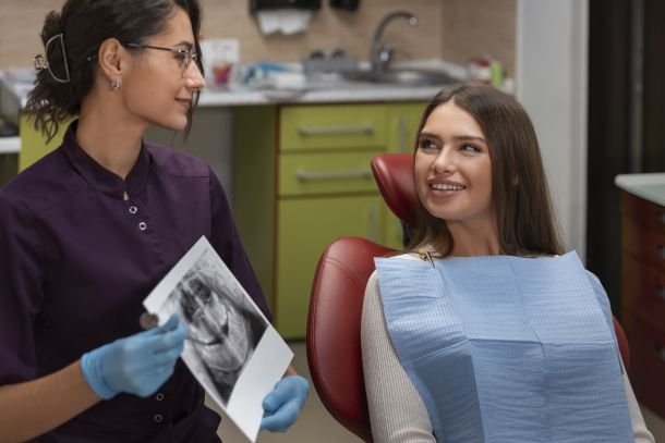 Foto de uma menina em um atendimento com a dentista